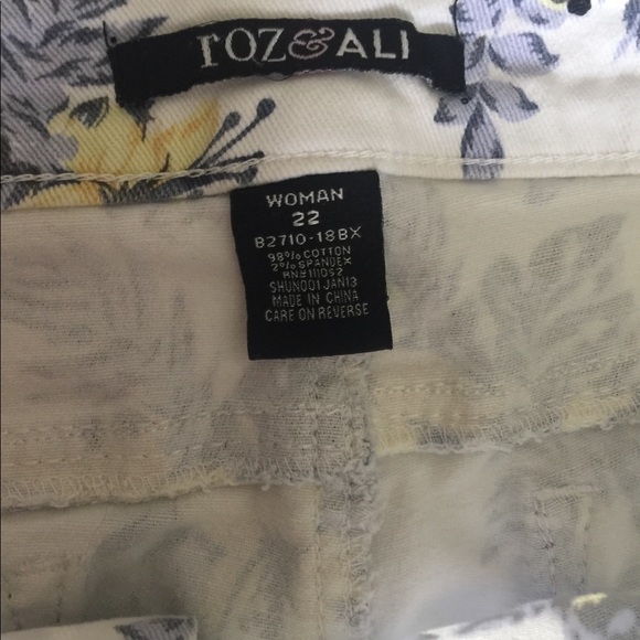 Clearance $7 Plus Size Floral 3/4 Jeans - Picture 2 of 3